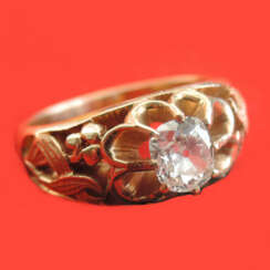 A ring of gold with diamond, cushion -