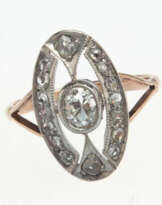 Кольцо с бриллиантом и алмазами Кольцо с бриллиантом и алмазами