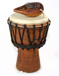 2 afrikanische Musikinstrumente