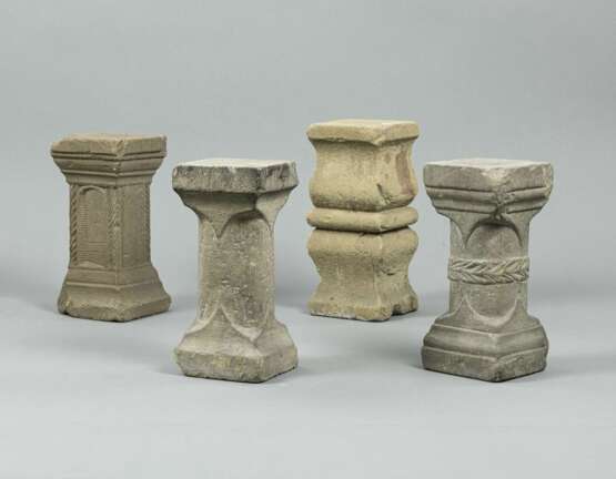 Vier Säulenmodelle im gotischen Stil - Foto 1