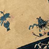 Weissgrundiger Peking-Teppich mit Blütenmuster - photo 3