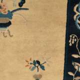 Weissgrundiger Peking-Teppich mit Blütenmuster - фото 4