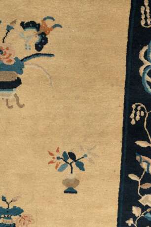 Weissgrundiger Peking-Teppich mit Blütenmuster - photo 4