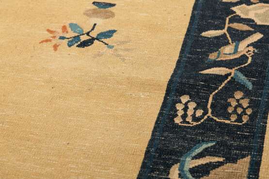 Weissgrundiger Peking-Teppich mit Blütenmuster - Foto 7
