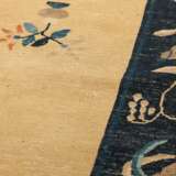 Weissgrundiger Peking-Teppich mit Blütenmuster - photo 7