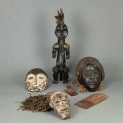 Drei Masken aus Holz, unter anderem Tschokwe/Lega, Holzfigur, Fang/Gabun, zwei Kämme