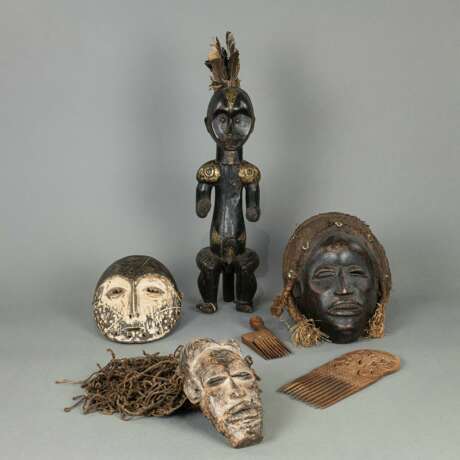 Drei Masken aus Holz, unter anderem Tschokwe/Lega, Holzfigur, Fang/Gabun, zwei Kämme - photo 1