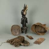 Drei Masken aus Holz, unter anderem Tschokwe/Lega, Holzfigur, Fang/Gabun, zwei Kämme - photo 2