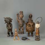 Fünf Holzfiguren und zwei Spielsteine, unter anderem Villi/Kongo - photo 1