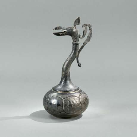 Kanne aus Silber mit figuralem Dekor und Ausguss in Form eines Pfauenkopfs - фото 1