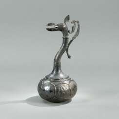 Kanne aus Silber mit figuralem Dekor und Ausguss in Form eines Pfauenkopfs