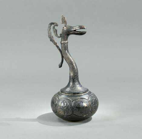 Kanne aus Silber mit figuralem Dekor und Ausguss in Form eines Pfauenkopfs - Foto 2