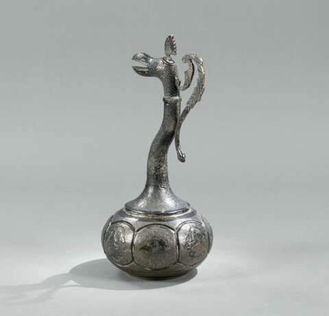 Kanne aus Silber mit figuralem Dekor und Ausguss in Form eines Pfauenkopfs - photo 3
