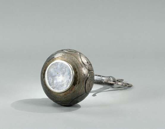 Kanne aus Silber mit figuralem Dekor und Ausguss in Form eines Pfauenkopfs - фото 4