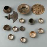 Gruppe von 12 Metallarbeiten, unter anderem Schild. Axt, Schalen, teils in Silber, Persien/Indien/Asien - фото 2