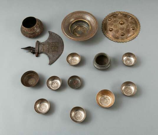 Gruppe von 12 Metallarbeiten, unter anderem Schild. Axt, Schalen, teils in Silber, Persien/Indien/Asien - Foto 2