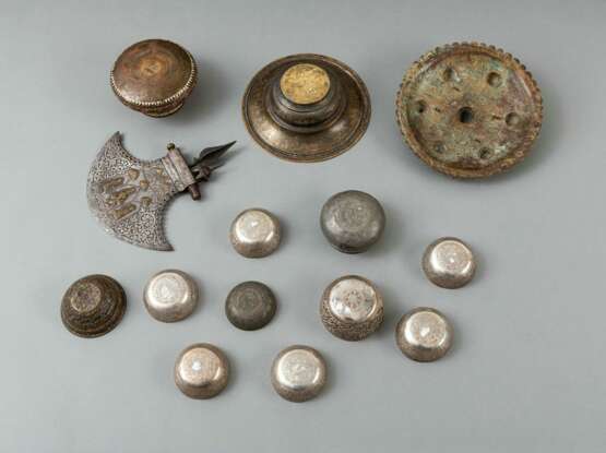 Gruppe von 12 Metallarbeiten, unter anderem Schild. Axt, Schalen, teils in Silber, Persien/Indien/Asien - фото 4