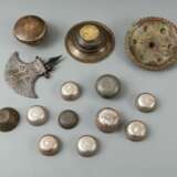 Gruppe von 12 Metallarbeiten, unter anderem Schild. Axt, Schalen, teils in Silber, Persien/Indien/Asien - Foto 4