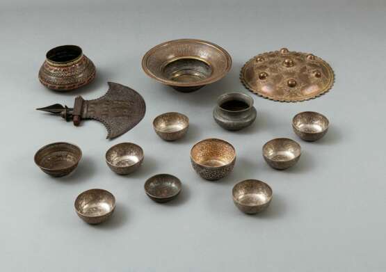 Gruppe von 12 Metallarbeiten, unter anderem Schild. Axt, Schalen, teils in Silber, Persien/Indien/Asien - Foto 5