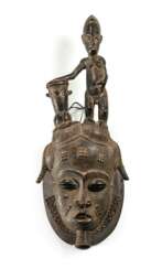 Baule-Maske aus Holz mit Figur und Trommelabschluss, Afrika, Elfenbeinküste