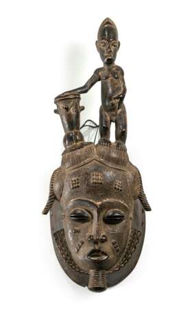 Baule-Maske aus Holz mit Figur und Trommelabschluss, Afrika, Elfenbeinküste - photo 1