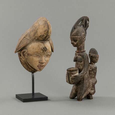 Geschnitzte Holz Mutter-Kind-Figur und Punu-Maske aus Holz - photo 1