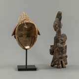 Geschnitzte Holz Mutter-Kind-Figur und Punu-Maske aus Holz - photo 3