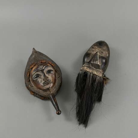 Zwei geschnitzte Holzmasken - Foto 2