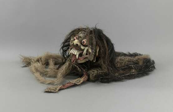 Polychrom gefasste Maske eines Dämonen aus Holz - photo 2