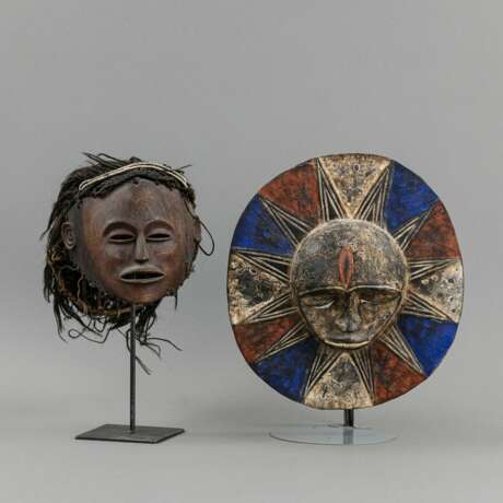 Hölzerne Maske in Form einer Sonne und Maske aus Holz - фото 1