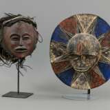 Hölzerne Maske in Form einer Sonne und Maske aus Holz - photo 2