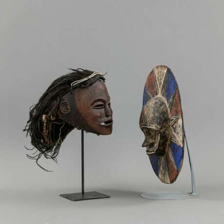 Hölzerne Maske in Form einer Sonne und Maske aus Holz - photo 3