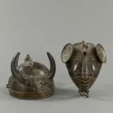 Zwei Masken aus Messingbronze, Guss in der “verlorenen Form”, - photo 1