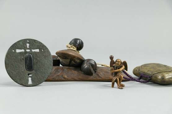 Okimono aus Holz mit Schnecken,Tsuba und Tabakoire - Foto 2