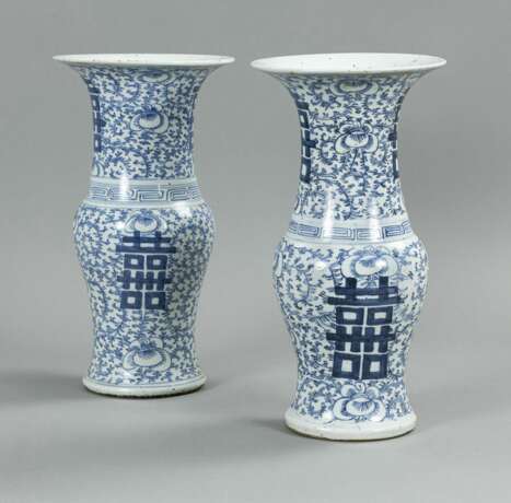 Paar Porzellanvasen mit blau-weißem 'Shuangxi'-Dekor - photo 1