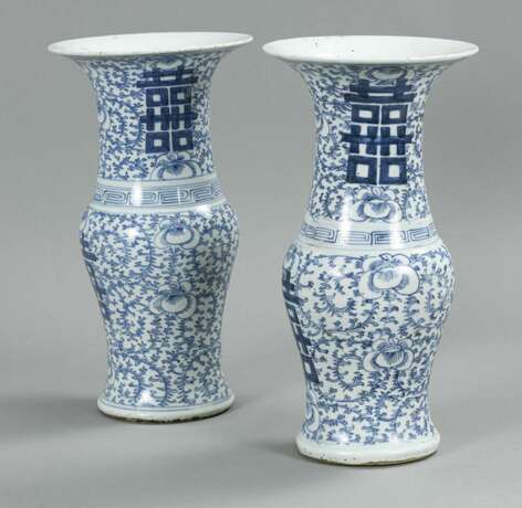 Paar Porzellanvasen mit blau-weißem 'Shuangxi'-Dekor - Foto 2
