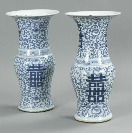 Paar Porzellanvasen mit blau-weißem 'Shuangxi'-Dekor - photo 3