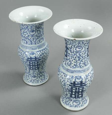 Paar Porzellanvasen mit blau-weißem 'Shuangxi'-Dekor - photo 4