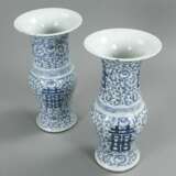 Paar Porzellanvasen mit blau-weißem 'Shuangxi'-Dekor - фото 4