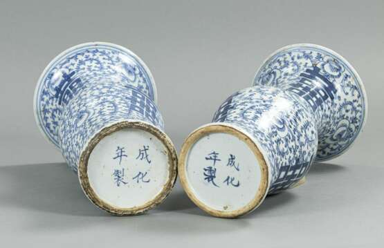 Paar Porzellanvasen mit blau-weißem 'Shuangxi'-Dekor - фото 5