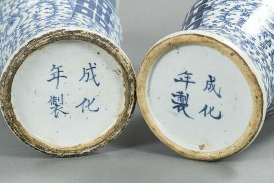 Paar Porzellanvasen mit blau-weißem 'Shuangxi'-Dekor - Foto 6