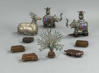 Konvolut Tierskulpturen aus Metall und Silber, u. a. Elefanten und Pfau
