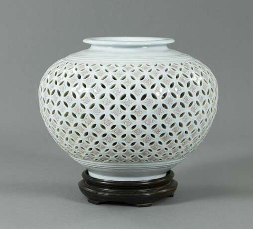 Seladonfarben glasierte Vase mit floralem Dekor und Shippo-Muster im Durchbruch gearbeitet, - Foto 1
