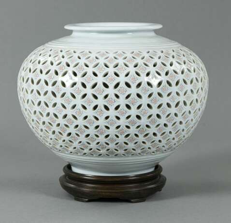 Seladonfarben glasierte Vase mit floralem Dekor und Shippo-Muster im Durchbruch gearbeitet, - photo 2