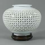 Seladonfarben glasierte Vase mit floralem Dekor und Shippo-Muster im Durchbruch gearbeitet, - photo 2