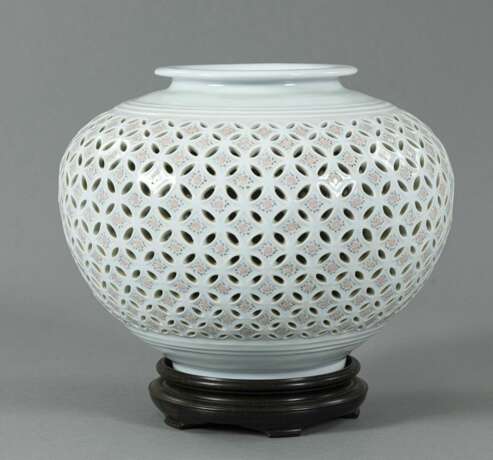 Seladonfarben glasierte Vase mit floralem Dekor und Shippo-Muster im Durchbruch gearbeitet, - photo 3