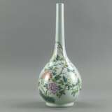 Seladonfarbene Flaschenvase aus Porzellan mit Blütendekor, - Foto 1
