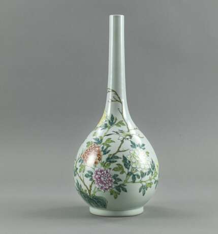 Seladonfarbene Flaschenvase aus Porzellan mit Blütendekor, - Foto 1