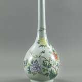Seladonfarbene Flaschenvase aus Porzellan mit Blütendekor, - photo 2