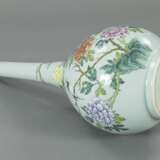 Seladonfarbene Flaschenvase aus Porzellan mit Blütendekor, - photo 6